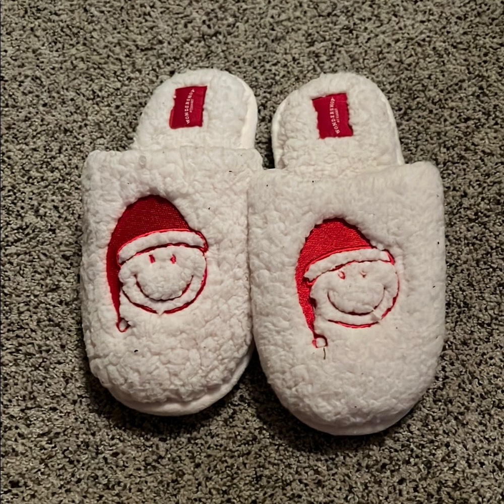 Cozy White Santa Slippers Size: M(7-8)